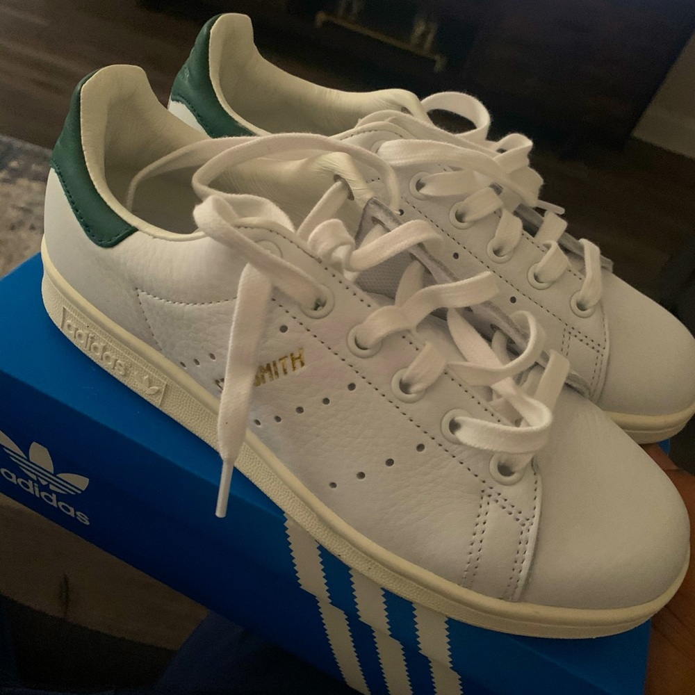 ADIDAS STAN SMITH 💥 

S: 6 women’s 

Brand New 😄